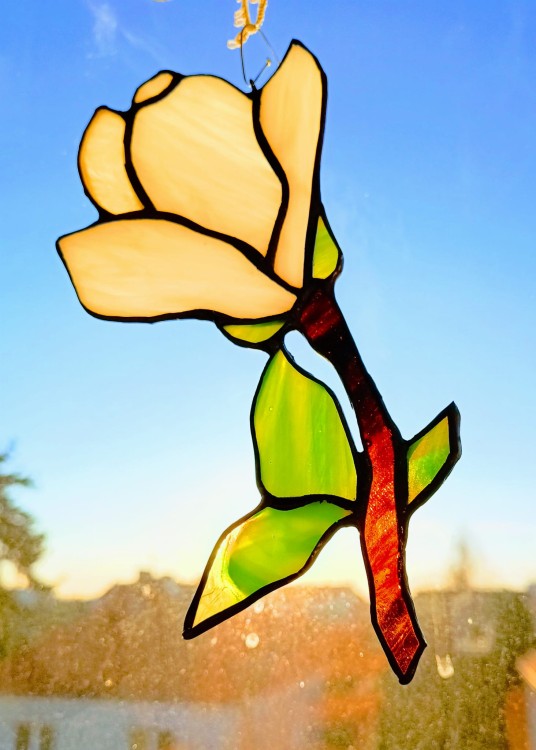 Zawieszka witrażowa magnolia biała Tiffany 20x11 cm, pod świało.jpg