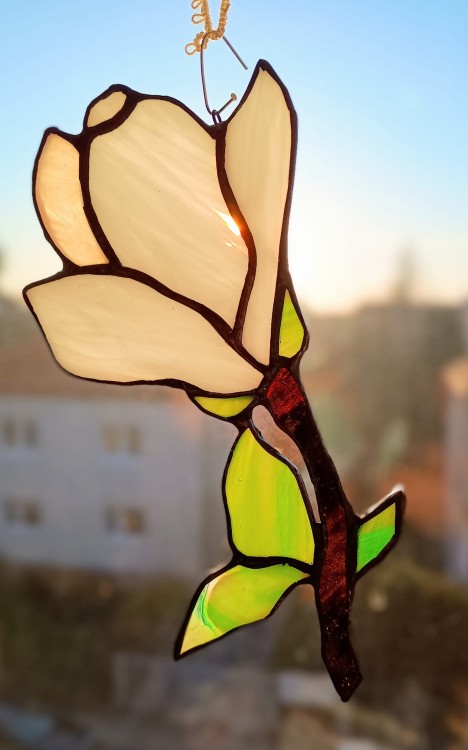 Zawieszka witrażowa magnolia w oknie z efektem światła.jpg