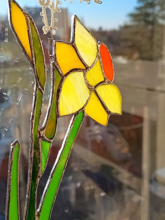 Zawieszka witrazowa żonkil w srebrnym lucie.jpg