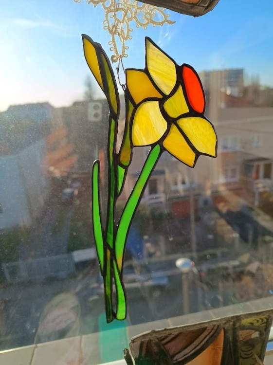 Zawieszka witrazowa żonkil w patynie czarnej.jpg