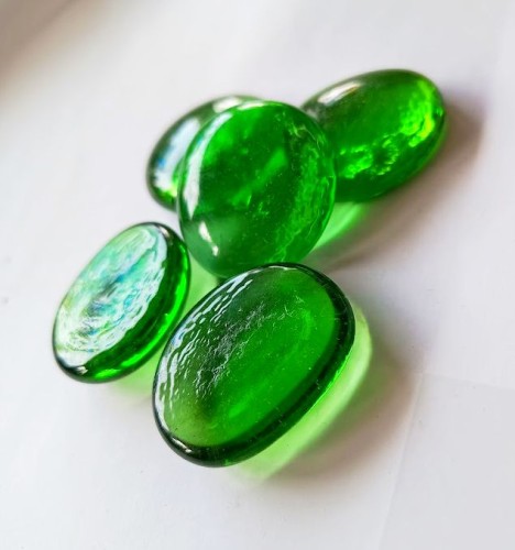 Kaboszony szklane zielone transparentne duże 30–40 mm. jpg