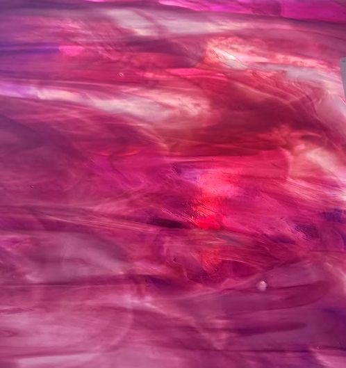 Struktura szkła Wissmach W67 WO purpurowego opalowo przezroczystego, pod światło.jpg