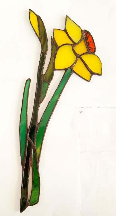 Zawieszka witrażowa żonkil Tiffany rękodzieło 26x11 cm.jpg