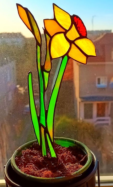 Zawieszka witrażowa żonkil w doniczce przepuszczająca światło.jpg