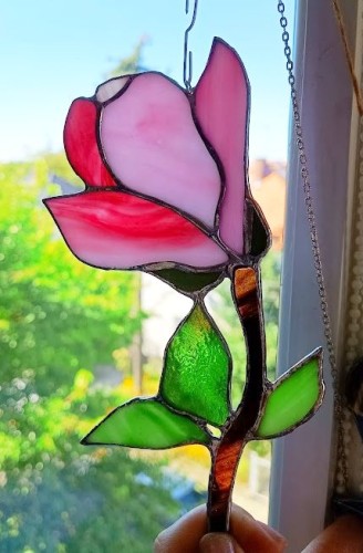 Zawieszka witrażowa magnolia w oknie z efektem światła widocznym w szkle.jpg