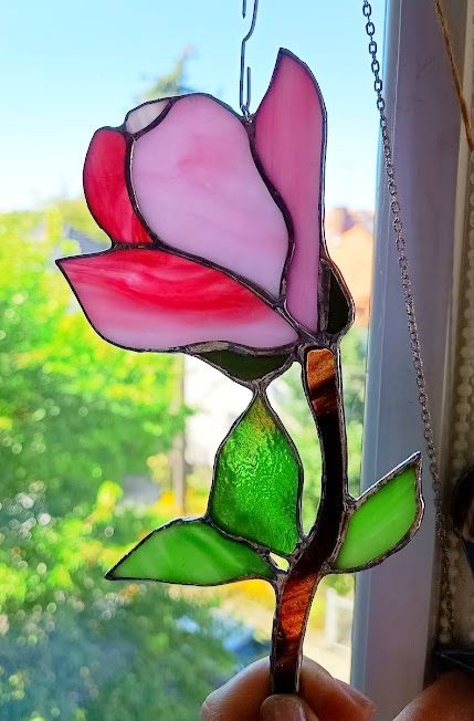 Zawieszka witrażowa magnolia w oknie z efektem światła widocznym w szkle.jpg