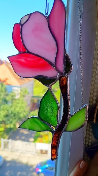 Detale widoczne pod światło zawieszki witrażowej magnolia różowa technika Tiffany.jpg