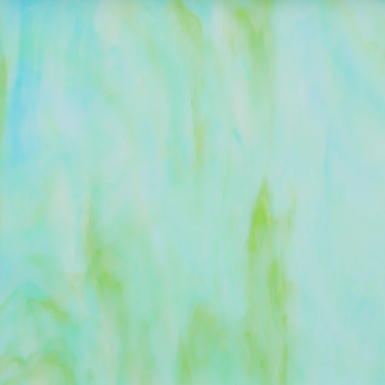 Szkło witrażowe Yang Glass YA035 – seledynowa zieleń z błękitnymi smugami.jpg