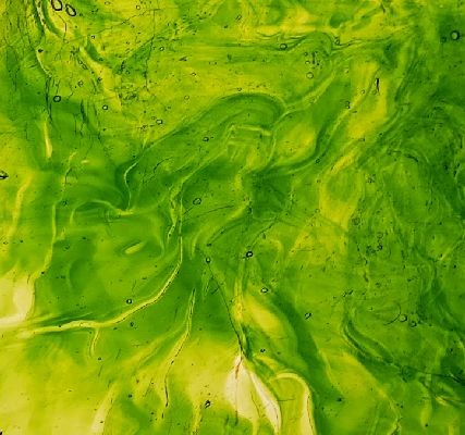 Szkło witrażowe zielone smugi Wissmach W101LL Mystic 20x30 cm.jpg