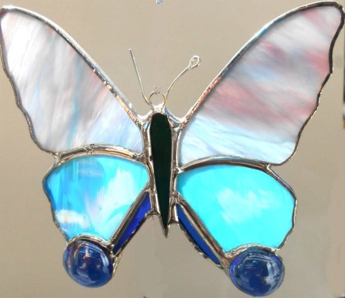 Zawieszka witrażowa motyl kaboszony niebieskie.jpg